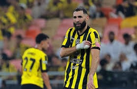 大谷翔平在 2023 年 8 月对阵红人队时虽然因伤退场，但在第二场依然坚持以打者身份出赛